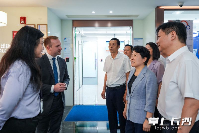 7月2日,省委常委、市委书记吴桂英围绕“扩大高水平对外开放”这一主题开展“十五五”规划专题调研并主持召开座谈会,来到湖南自贸试验区长沙片区国际商务商事服务区。