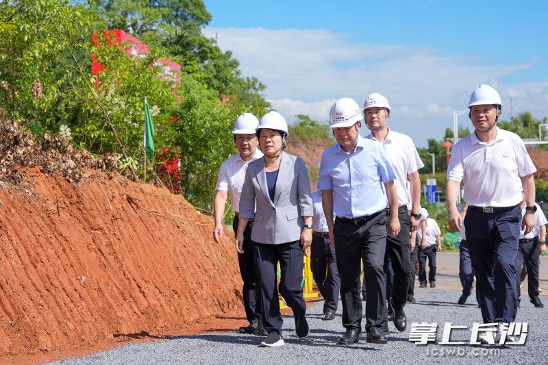 7月20日,省委常委、市委书记吴桂英实地调研督导重点项目建设工作。