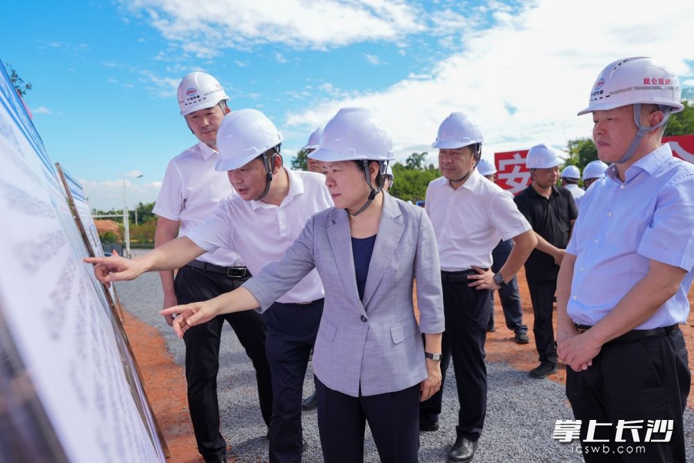 吴桂英来到G4京港澳高速扩容项目(长株段)永安特大桥施工现场。 均为长沙晚报全媒体记者郭雨滴摄