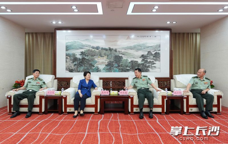 在&ldquo;八一&rdquo;建军节前夕，省委常委、市委书记、长沙警备区党委第一书记吴桂英在省军区开展走访慰问。