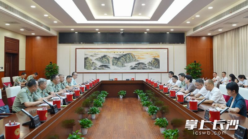 吴桂英在国防科技大学走访慰问。  均为长沙晚报全媒体记者郭雨滴摄