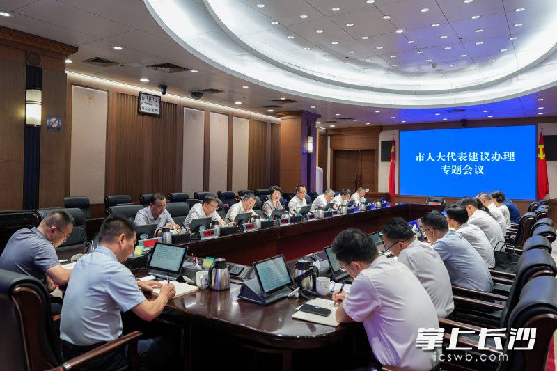 8月14日，省委常委、市委书记吴桂英主持召开市人大代表建议办理专题会议。