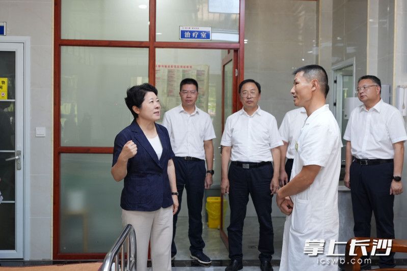 8月19日，省委常委、市委书记吴桂英深入医疗机构看望慰问医务人员，调研&ldquo;三医&rdquo;联动、医药卫生体制改革及公立医院高质量发展工作，走进湖南湘江新区雷锋街道真人桥村卫生室。