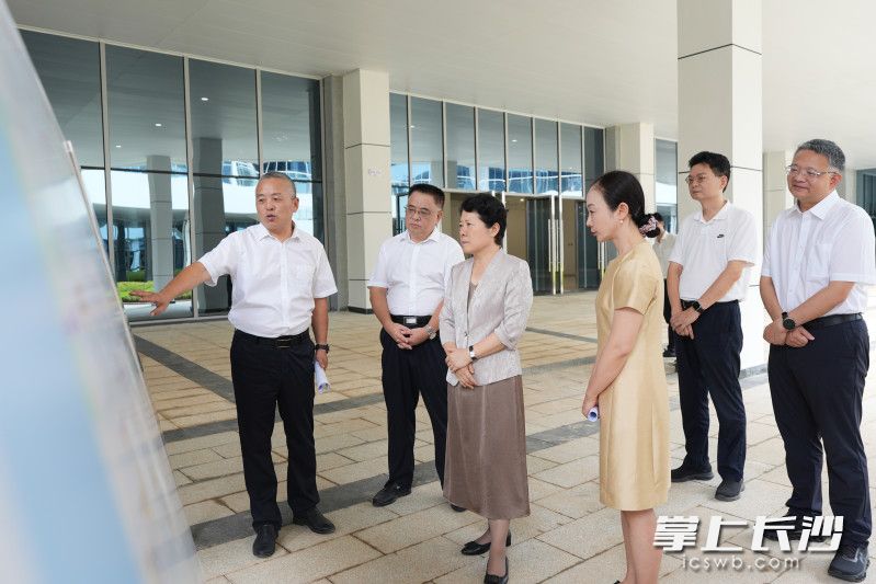 8月21日,省委常委、市委书记吴桂英调研深化文化体制机制改革工作,来到长沙市工人文化宫(一宫)。