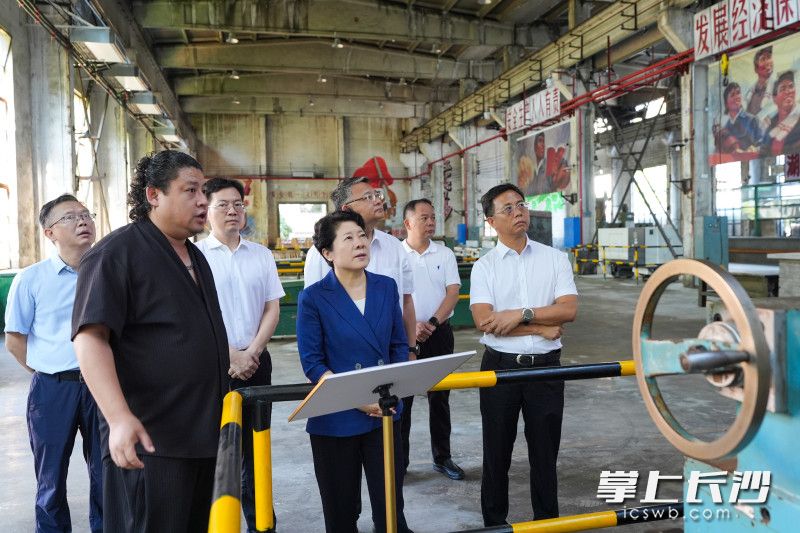 8月27日，省委常委、市委书记吴桂英在雨花区调研经济社会发展情况，走进湖南飞碟新材料公司老旧厂区更新改造项目。