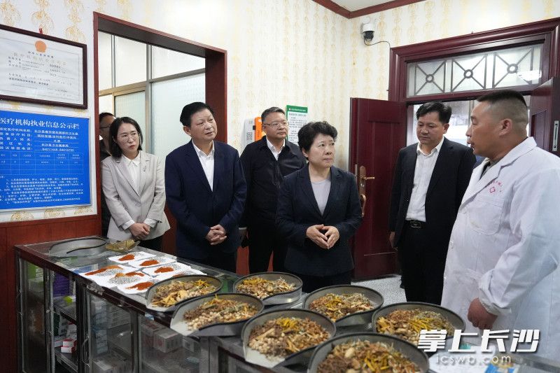 吴桂英走进春华镇花园新村卫生室。