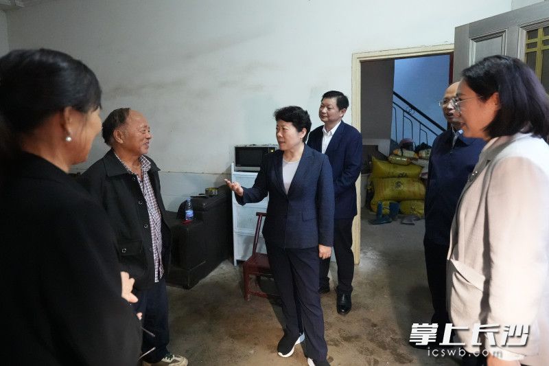 吴桂英走访脱贫户。 均为长沙晚报全媒体记者 郭雨滴 摄