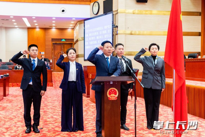 会议决定任命陈博彰为长沙市人民政府副市长，决定陈博彰副市长为长沙市人民政府代理市长。会上，陈博彰等新任命人员依法进行宪法宣誓。 均为长沙晚报全媒体记者董阳摄