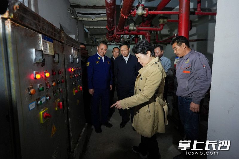 12月2日，省委常委、市委书记吴桂英开展安全生产检查，来到天心区天翔新新家园小区。