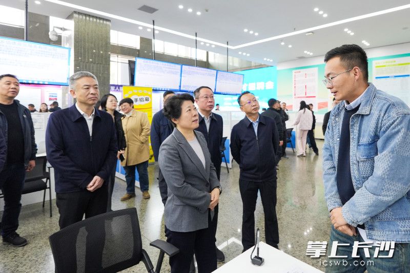 12月19日，省委常委、市委书记吴桂英专题调研重点民生实事工作，来到长沙市人力资源市场。