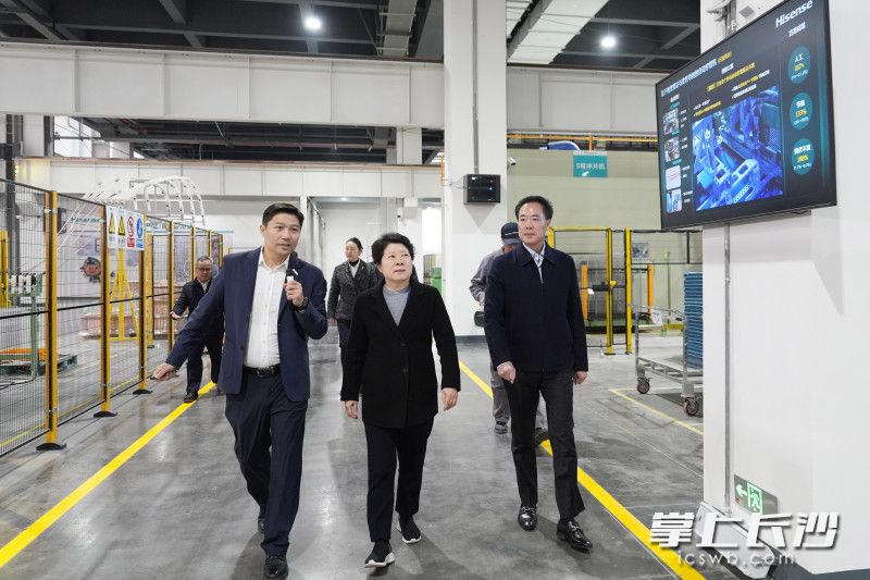 1月14日，省委常委、市委书记吴桂英调研民营经济发展情况，来到海信（长沙）家电产业园。
