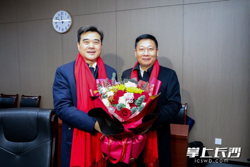 陈博彰看望慰问柏连阳院士。