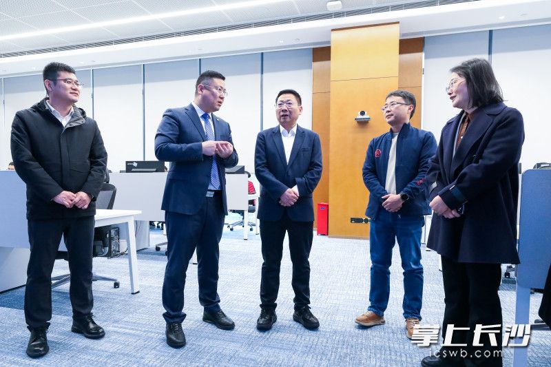 2月26日,市委副书记、市长陈博彰走访重点企业并调研节后复工复产情况。图为华为湖南代表处。