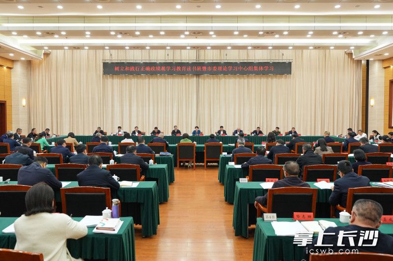 3月20日，省委常委、市委书记吴桂英主持树立和践行正确政绩观学习教育读书班暨市委理论学习中心组集体学习。