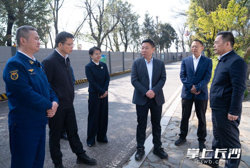 4月1日，市委副书记、市长陈博彰检查督导安全生产、防汛备汛并巡林。图为陈博彰在岳麓山检查督导森林防灭火工作并巡林。长沙晚报全媒体记者 邹麟 摄
