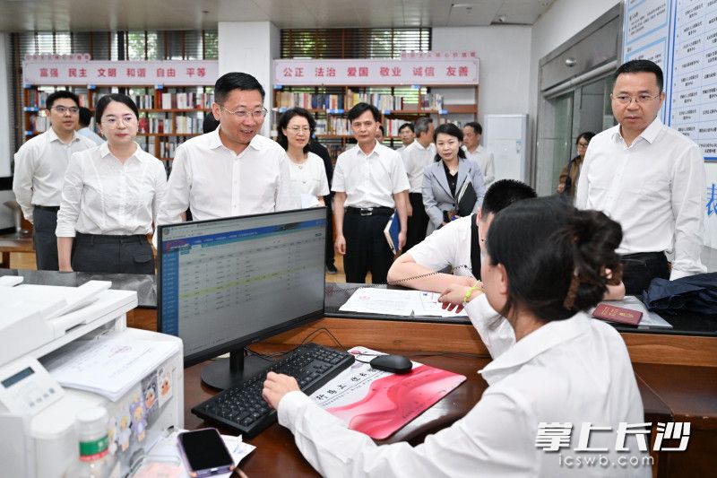 5月19日,市委副书记、市长陈博彰在市教育局调研。长沙晚报全媒体记者 王志伟 摄