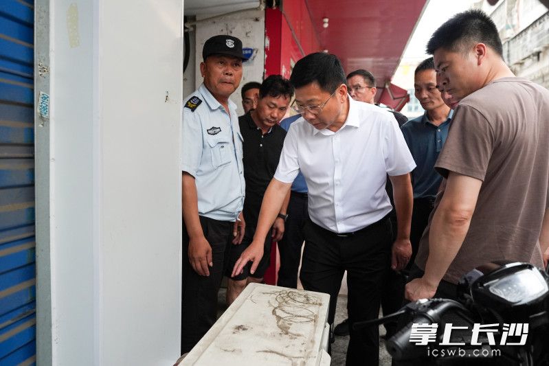 陈博彰在高桥大市场督导检查消防安全工作。长沙晚报全媒体记者 郭雨滴 摄
