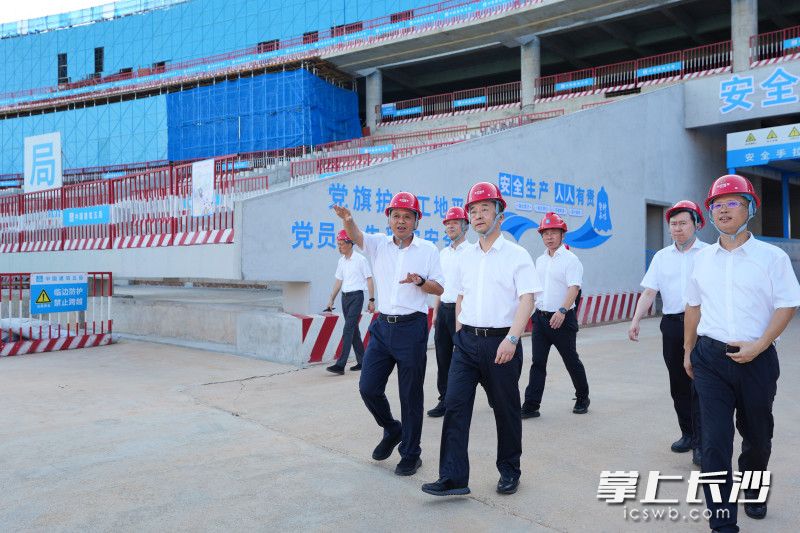 陈竞调研长沙奥体中心项目。 均为长沙晚报全媒体记者 郭雨滴 摄