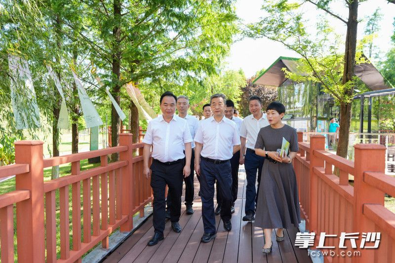 7月10日,副省长、市委书记陈竞在雨花区调研经济社会发展情况,来到圭塘河流域治理“十里圭塘”项目。