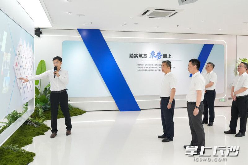 7月20日,副省长、市委书记陈竞调研马栏山视频文创产业园,来到马栏山文化与科技融合展厅。