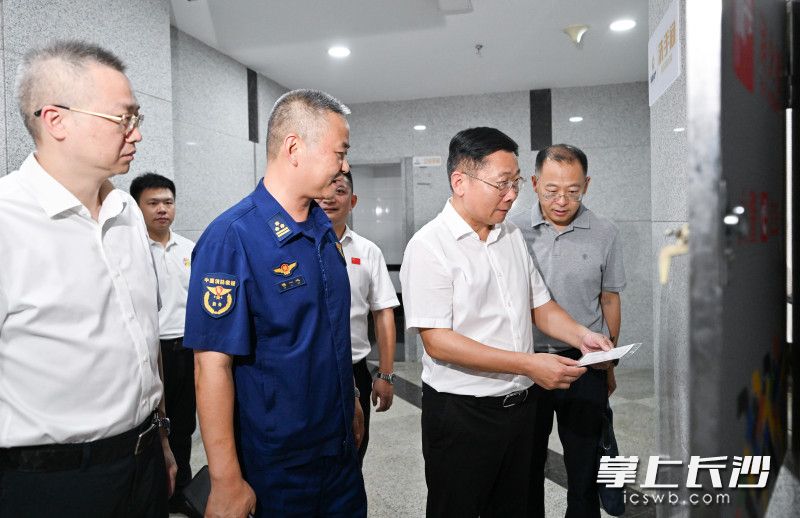 7月24日,市委副书记、市长陈博彰在贺龙体育场检查调度“湘超”联赛开幕式暨揭幕战安全保障工作。