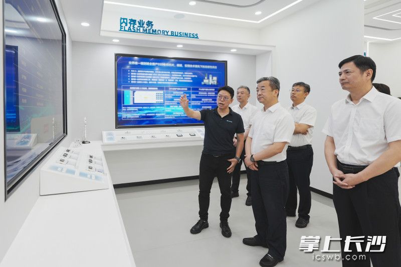 8月9日,副省长、市委书记陈竞走访调研专精特新企业,来到芯盛智能。