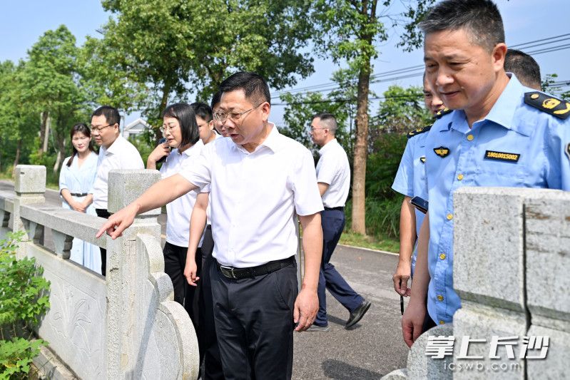 8月17日,市委副书记、市长陈博彰以“四不两直”方式,调研督导生态环境保护工作。 长沙晚报全媒体记者 王志伟 摄