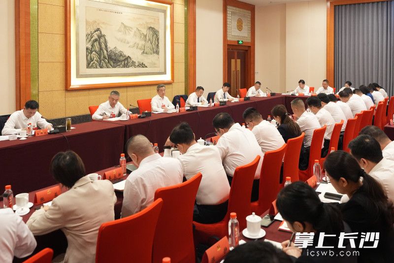 9月21日,陈竞同志在市第十五次党代会长沙县代表团参加讨论。