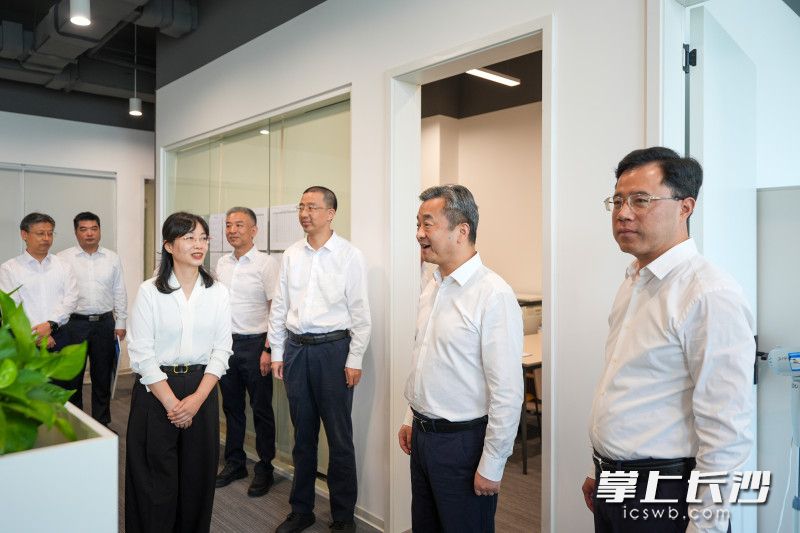 调研中，陈竞看望慰问团队成员。 均为长沙晚报全媒体记者 郭雨滴 摄