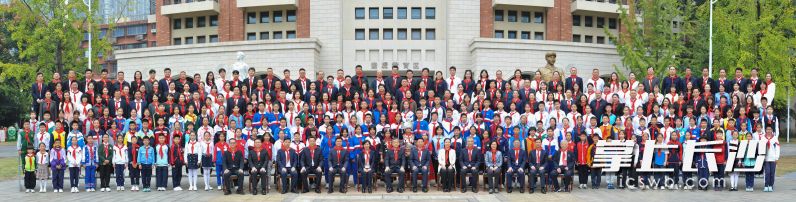 10月22日,中国少年先锋队长沙市第八次代表大会召开。会前,副省长、市委书记陈竞,市委副书记、市长陈博彰,共青团湖南省委书记叶妙与代表合影。 长沙晚报全媒体记者 郭雨滴 摄