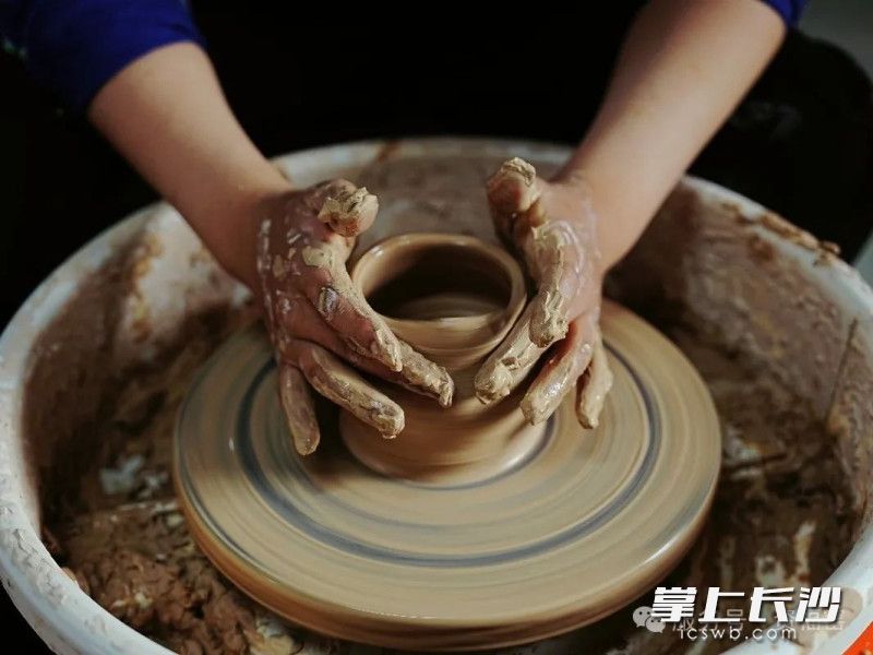 动手做陶器,开启“接地气”的度假模式,是不错的选择。 均为景区供图