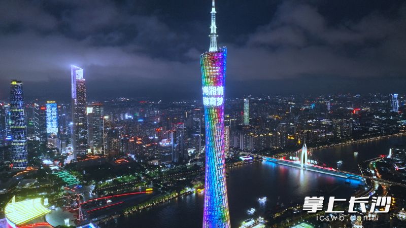 18日晚,广州塔亮灯,打出“全运接力粤湘情,全民同辉体育梦”标语。 均为十五运组委会供图