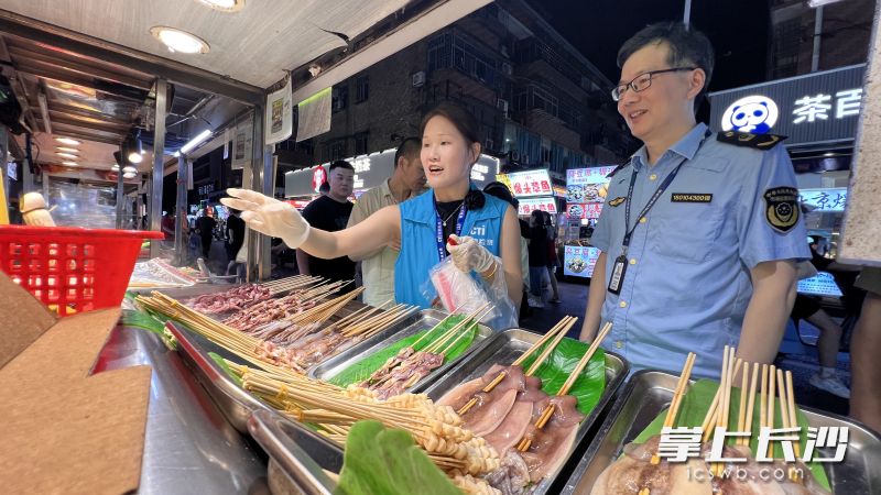 开福区市场监管局执法人员走进网红夜市四方坪夜市，开展执法检查。