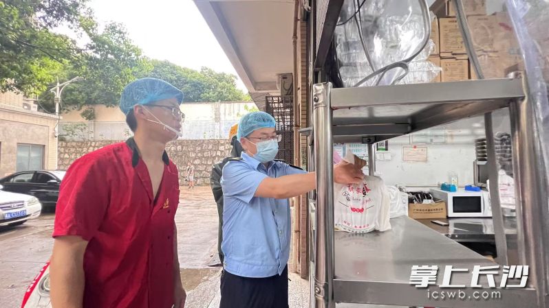 图为市场监管部门在检查外卖制作单位的后厨。长沙晚报全媒体记者  周辉霞摄 