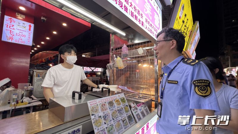开福区市场监管人员在进行食品安全检查。长沙晚报全媒体记者  周辉霞摄
