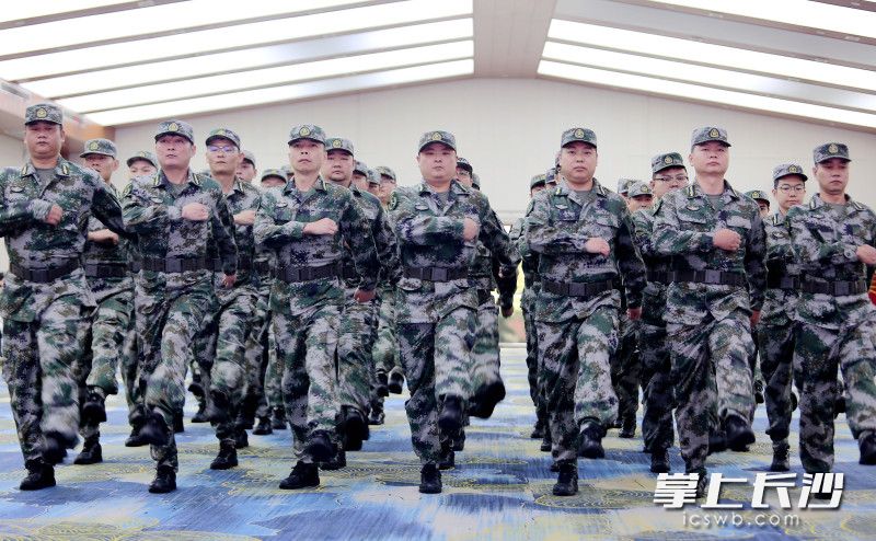 队列汇报表演。 队列汇报表演。