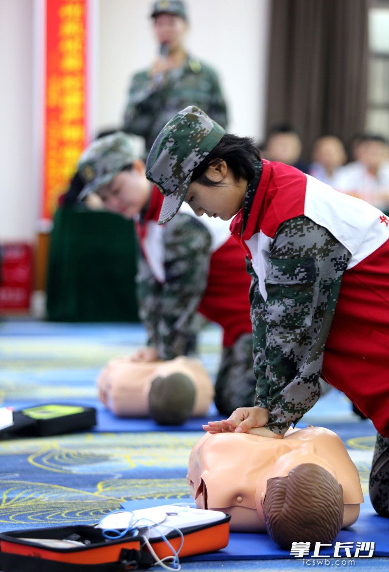 应急救护课目汇报表演。 应急救护课目汇报表演。