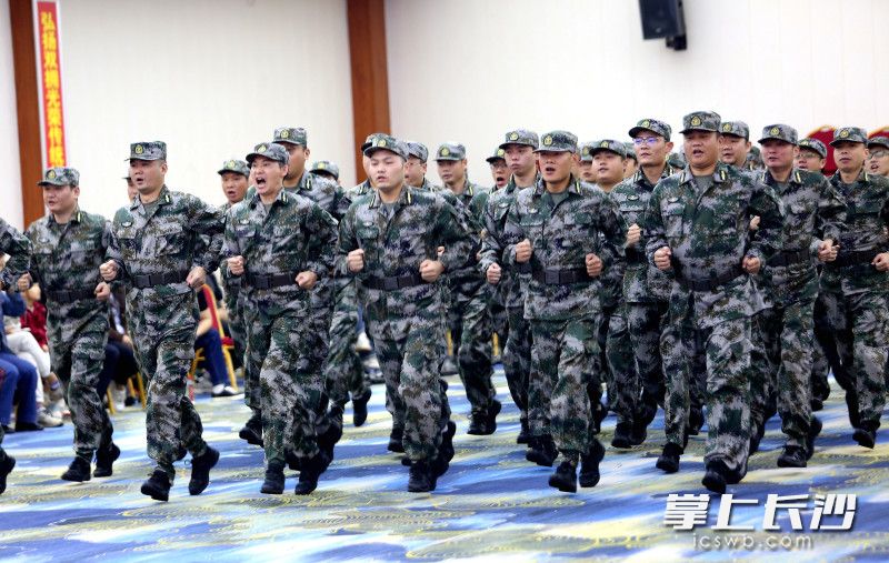 参训民兵入场。 参训民兵入场。