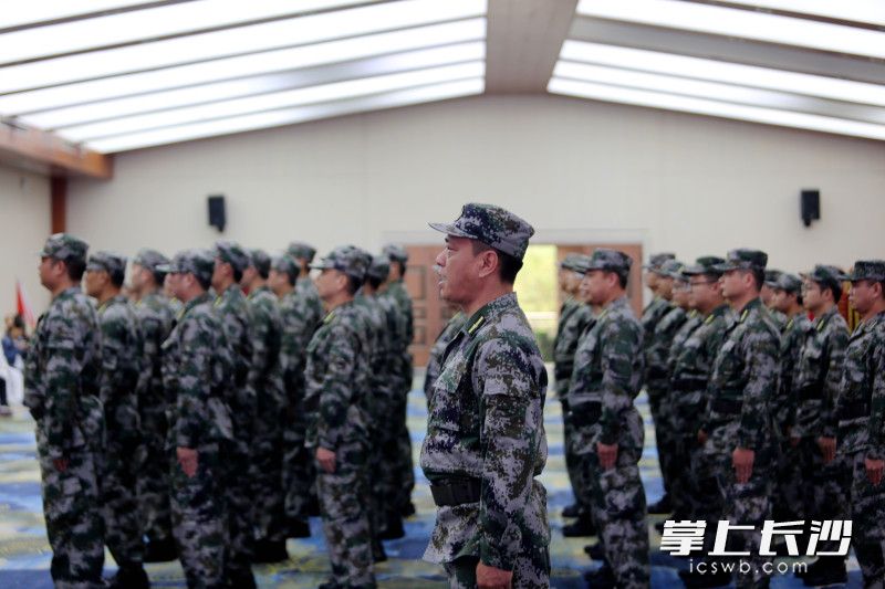 队列整齐划一。 队列整齐划一。