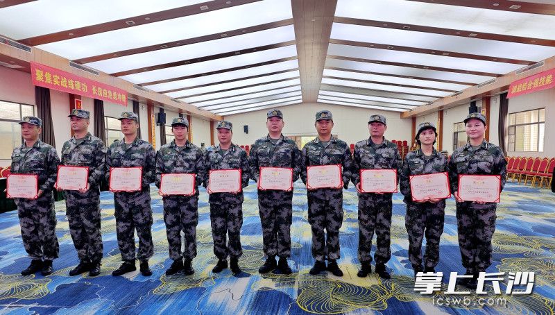 训练中涌现出来的训练标兵。 训练中涌现出来的训练标兵。