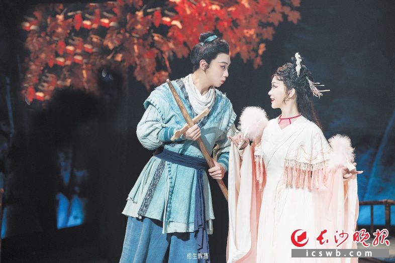 长沙的小剧场文化成为年轻人释放情感的“精神驿站”。图为《新刘海砍樵》。长沙晚报通讯员 珂珂 供图