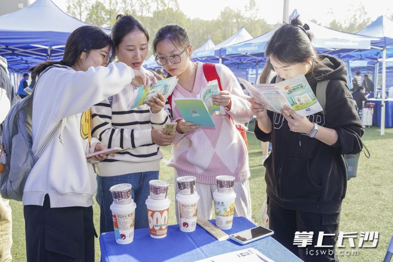 11月1日,“智汇潇湘 才聚湖南”专场招聘活动走进南京大学。均为长沙晚报特派全媒体记者 周数邑 摄