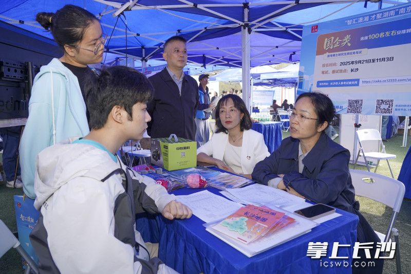 招聘现场气氛热烈,众多学子踊跃咨询、投递简历。