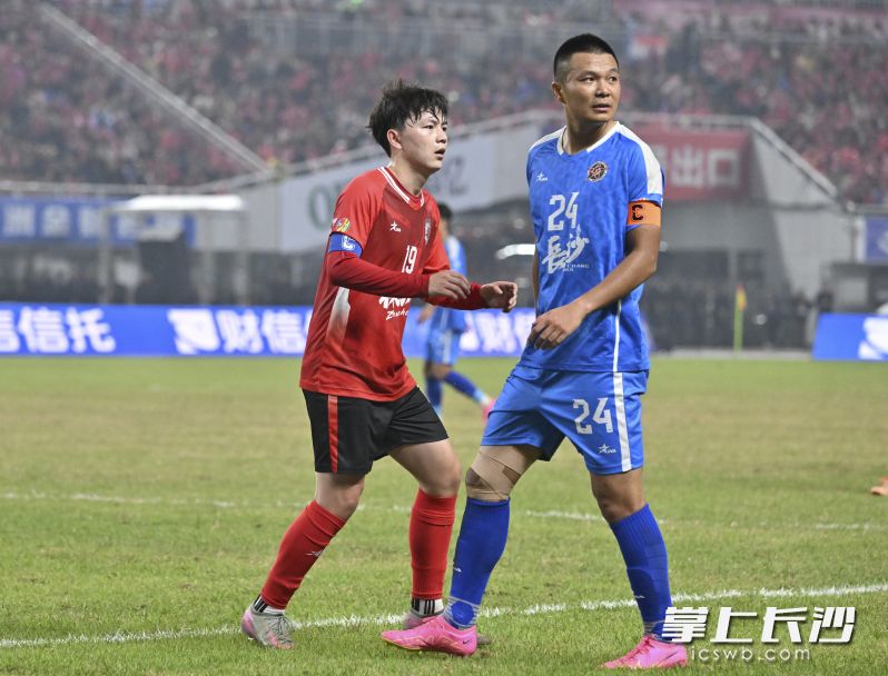 杨柯（右）下半场上场后，为长沙队稳住了局势。