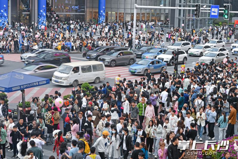 长沙连续4年跻身全国文旅消费Top10城市榜单。图为今年五一假期长沙街头涌动的游客。 长沙晚报全媒体记者 王志伟 摄