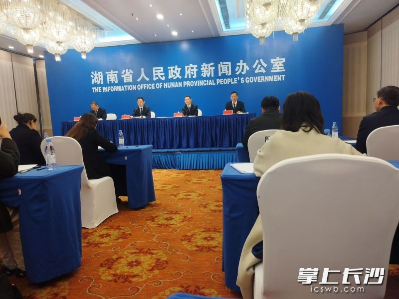 12月2日，湖南省人民政府新闻办公室举行“湖南‘十四五’答卷系列主题新闻发布会”卫健专场。长沙晚报全媒体记者 杨云龙 摄