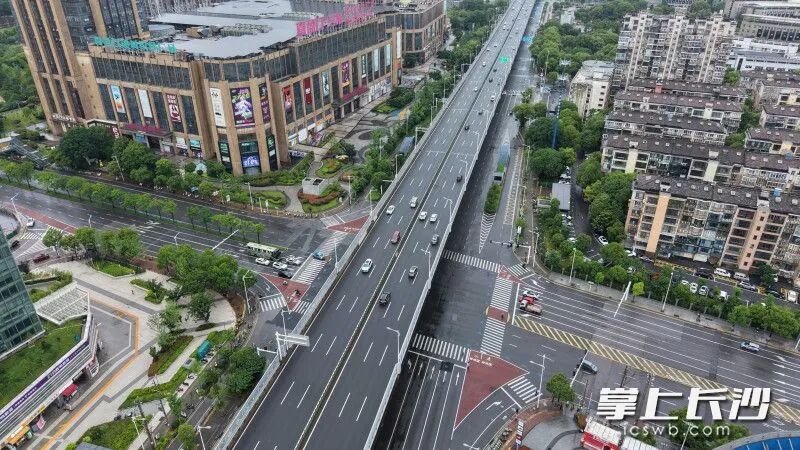 万家丽路与木莲东路交叉口。 均为长沙晚报全媒体记者 易亿 摄