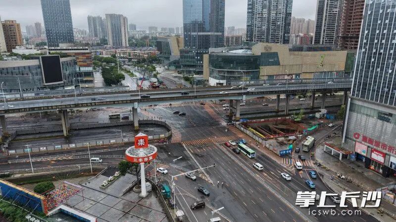 湘府路与韶山南路交叉口。