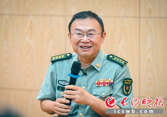 王戟在接受采访。长沙晚报全媒体记者 余劭劼 摄