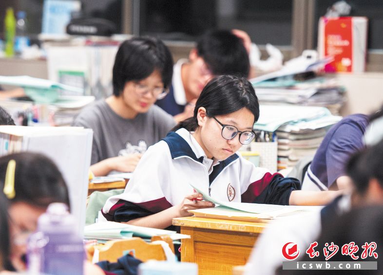 2025年高考在即,长沙明德中学的高三学生在紧张地进行冲刺复习。长沙晚报全媒体记者 黄启晴 摄